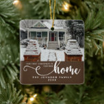 Personalisiert unsere ersten Weihnachten auf unser Keramikornament<br><div class="desc">Feiern Sie die Freude an Ihrem ersten Weihnachtsfest in einer neuen Zuhause mit unserem Personalisierten Keramik-Ornament "Unser erstes Weihnachten in unserer neuen Zuhause" in einem warmen Braun. Dieses elegante Ornament ist sorgfältig entworfen, um den besondere Anlass zu markieren, sich in einen neuen Raum zu setzen. Es bietet ein individualisierbares Foto...</div>
