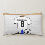 Personalisiert White Black Football Soccer Jersey Lendenkissen<br><div class="desc">Personalisiertes weißes und schwarzes Fußballfußball-Jersey-Shirt, das in einem Sportsaal mit Wasserflasche, Fußball und Fußball aufgestellt ist. Fügen Sie einfach den Namen und die Nummer (oder das Alter) des Fußballspielers, Fußballfans oder Fußballmannschaftstrainers hinzu, um ein einzigartiges Fußballgeschenk zu schaffen. Andere Fußball-Mannschaftsfarben sind in unserem Shop erhältlich und wir freuen uns auf...</div>