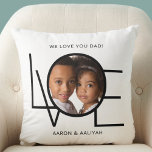 Personalisiert Wir Liebe Sie Vater Foto Vatertag Kissen<br><div class="desc">Diese We Liebe You Vater Foto Kissen ist mit dem Wort LIEBE in schwarzer Typografie auf einem weißen Hintergrund dekoriert. Einfach mit Ihrem Foto und Namen anpassbar. Macht ein großartiges Vatertagsgeschenk.</div>
