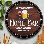 Personalisiert Zuhause-Bar-Thema Große Wanduhr<br><div class="desc">Die personalisierte Wanduhr mit Vornamen,  Ehepaaren,  Familiennamen oder Firmennamen ist ein tolles Barkedekor. Niedliches Kalkwein und Bierstein auf einem Imitat Nusskornuntergrund. Personalisiert für ein einmaliges Geschenk.</div>