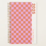 Personalisierte 2025 Retro Rosa Orange-Karton Planer<br><div class="desc">Mit diesem personalisierten 2025 Retro-rosa- und Orangenplaner bereiten Sie sich auf ein stilvoll organisiertes Jahr vor! Das lebendige Schachbrettmuster in fett rosa und orange verleiht eine lustige, Vintage Touch, die perfekt ist, um Ihre Tage hell und aufregend behalten. Passen Sie es mit Ihrem Namen für einen persönlichen Flair an und...</div>