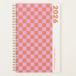 Personalisierte 2025 Retro Rosa Orange-Karton Planer<br><div class="desc">Mit diesem personalisierten 2025 Retro-rosa- und Orangenplaner bereiten Sie sich auf ein stilvoll organisiertes Jahr vor! Das lebendige Schachbrettmuster in fett rosa und orange verleiht eine lustige, Vintage Touch, die perfekt ist, um Ihre Tage hell und aufregend behalten. Passen Sie es mit Ihrem Namen für einen persönlichen Flair an und...</div>