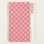 Personalisierte 2025 Retro Rosa Orange-Karton Planer<br><div class="desc">Mit diesem personalisierten 2025 Retro-rosa- und Orangenplaner bereiten Sie sich auf ein stilvoll organisiertes Jahr vor! Das lebendige Schachbrettmuster in fett rosa und orange verleiht eine lustige, Vintage Touch, die perfekt ist, um Ihre Tage hell und aufregend behalten. Passen Sie es mit Ihrem Namen für einen persönlichen Flair an und...</div>