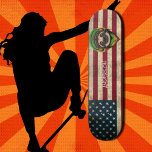 Personalisierte American Niedlich Sloth Skateboard<br><div class="desc">Bei der personalisierten American Niedlich Sloth Skaten dreht sich alles um Spaß, und in unserem Skateboard-Sortiment gibt es für jeden etwas. Ein tolles Skateboard garantiert ein Lächeln! . Zeigen Sie Ihren amerikanischen Stolz oder geben Sie ein besonderes Geschenk mit diesem US-amerikanischen Flag Skateboard in einem bedrängten abgenutzten Grunge-Design auf Holz...</div>