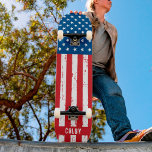 Personalisierte amerikanische Flagge Patriotic Cus Skateboard<br><div class="desc">Zeigen Sie Ihren amerikanischen Stolz oder geben Sie ein besonderes Geschenk mit diesem US-amerikanischen Flag Skateboard in einem bedrängten abgenutzten Grunge-Design. Das Skateboarddesign der USA ist in Rot und Blau mit US Flagge gestaltet und eignet sich hervorragend für amerikanische Unabhängigkeitstag-Partys, Memorial Day Party , Wiedersehen, militärische Abschluss- oder Ruhestandsgeschenke und...</div>