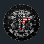 Personalisierte amerikanische Veteran Proud Vet US Dartscheibe<br><div class="desc">Personalisierte amerikanische Veteran Proud Vet USA Flag mit Soldaten mit Feuerwaffen und American Flag Design. Personalisiert mit Ihrem Namen, benutzerdefinierten Text und Standort! Perfektes Geschenk für diese besondere Person in Ihrem Leben!</div>