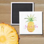 Personalisierte Ananas Magnet<br><div class="desc">Dieser niedliche und gürtelige Magnet ist mit einer gelben Ananas und einem rosa Namen dekoriert. Sie können ihn anpassen, indem Sie den Namen ändern oder ihn zu einem Monogramm machen. Original Wasserfarbe © Michele Davies.</div>