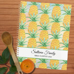 Personalisierte Ananas Planer<br><div class="desc">Dieser einzigartige Meal Planner zeichnet sich durch ein Ananas-Muster auf einem Aquarellhintergrund aus. Einfach mit Ihrem Namen und Jahr anpassbar. Weil wir unsere eigenen Kunstwerke erstellen,  werden Sie dieses exakte Bild von anderen Designern nicht finden. Original Wasserfarbe © Michele Davies.</div>