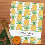 Personalisierte Ananas Planer<br><div class="desc">Dieser einzigartige Meal Planner zeichnet sich durch ein Aquarellmuster aus. Einfach mit Ihrem Namen und Jahr anpassbar. Weil wir unsere eigenen Kunstwerke erstellen,  werden Sie dieses exakte Bild von anderen Designern nicht finden. Original Wasserfarbe © Michele Davies.</div>