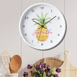Personalisierte Ananas Uhr<br><div class="desc">Diese niedliche und mädchenhafte Uhr ist mit einem gelben Ananas in Aquarellfarbe und einem Namen in rosa Typografie dekoriert. Sie können ihn anpassen, indem Sie den Namen ändern oder ihn zu einem Monogramm machen. Verwenden Sie die Option Weitere anpassen, um die Textgröße, den Stil oder die Farbe zu ändern. Weil...</div>