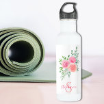 Personalisierte Aquarellblume Edelstahlflasche<br><div class="desc">Diese hübsche Wasserflasche ist mit einem farbenfrohen Blumenstrauß in Rosa-, Korallen- und Grüntönen geschmückt. Eine Textvorlage ist enthalten, um dieses Design mit Ihrem Namen und Monogramm zu personalisieren, was diese Wasserflasche für Sie einzigartig macht. Verwenden Sie die Option Weitere anpassen, um die Textgröße, den Stil oder die Farbe zu ändern,...</div>
