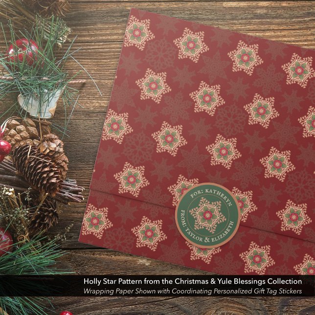 Personalisierte Aufkleber für die Grün-Geschenkart (Personalized Holly Star Green Gift Tag Stickers Shown with Coordinating Wrapping Paper.)