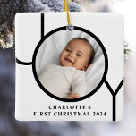 Personalisierte Baby Girl's First Christmas Foto Keramikornament<br><div class="desc">Dieses stilvolle Baby Girl's First Christmas Foto Ornament ist mit dem Wort JOY in schwarz auf einem weißen Hintergrund dekoriert. Einfach mit Foto,  Name und Jahr anpassbar.</div>