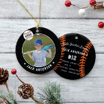 Personalisierte Baseball-Foto- und Player-Status Keramik Ornament<br><div class="desc">Erinnern Sie sich an eine phantastische Saison für Ihren Lieblings-Baseball-Spieler mit diesem coolen individuellen Ornament in einer schwarz-orangen Farbgebung. Personalisieren Sie die Vorderseite mit dem Foto, dem Namen und dem Jahr des Spielers, und fügen Sie weitere Details auf den Rücken hinzu, einschließlich des Mannschaftsnamens oder der Liga, der Saison, des...</div>