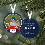Personalisierte Baseball-Foto- und Player-Status Ornament<br><div class="desc">Erinnern Sie sich an eine phantastische Saison für Ihren Lieblings-Baseball-Spieler mit diesem coolen individuellen Ornament in einer marineblauen, blauen und roten Farbgebung. Personalisieren Sie die Vorderseite mit dem Foto, dem Namen und der Jersey-Nummer des Spielers, und fügen Sie weitere Details auf die Rückseite hinzu, einschließlich Teamname oder Liganame, Saison, Alter,...</div>