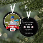 Personalisierte Baseball-Foto- und Player-Status Ornament<br><div class="desc">Erinnern Sie sich an eine phantastische Saison für Ihren Lieblings-Baseball-Spieler mit diesem coolen individuellen Ornament in einer schwarz-roten Farbgebung. Personalisieren Sie die Vorderseite mit dem Foto, dem Namen und der Jersey-Nummer des Spielers, und fügen Sie weitere Details auf die Rückseite hinzu, einschließlich Teamname oder Liganame, Saison, Alter, Position und Coach-Name....</div>