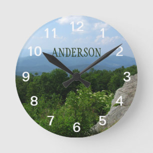 Personalisierte Berglandschaft Runde Wanduhr