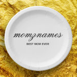 Personalisierte Beste Mama je Kalligrafiebezeichnu Pappteller<br><div class="desc">Feiern Sie die besonderen Mütter in Ihrem Leben mit unserem Personalisierten Design für den besten Kalligraphienamen der Mama, perfekt für Muttertag, Geburtstage oder jede Gelegenheit, Ihre Liebe zu zeigen. Dieses elegante und anpassbare Geschenk ist ideal für alle Mütter - ob sie die weltbeste Mutter aller Zeiten sind, Hundemutter, Katzenmutter oder...</div>