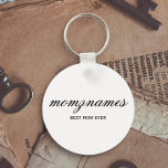 Personalisierte Beste Mama je Kalligrafiebezeichnu Schlüsselanhänger<br><div class="desc">Feiern Sie die besonderen Mütter in Ihrem Leben mit unserem Personalisierten Design für den besten Kalligraphienamen der Mama, perfekt für Muttertag, Geburtstage oder jede Gelegenheit, Ihre Liebe zu zeigen. Dieses elegante und anpassbare Geschenk ist ideal für alle Mütter - ob sie die weltbeste Mutter aller Zeiten sind, Hundemutter, Katzenmutter oder...</div>