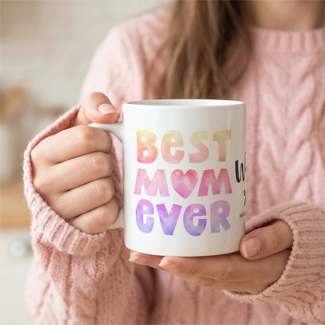 Personalisierte beste Mama je Mama Tasse (An 11-oz mug is shown. Add names and choose size and style.)