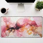 Personalisierte Black Pink Gold Liquid Waves Schreibtischunterlage<br><div class="desc">Enthüllung unserer Personalisierten Black, Pink und Gold Liquid Waves Mat. Dieses faszinierende Design zeigt ein abstraktes Wellenmuster in einer eleganten Harmonie aus Schwarz, Rosa und Gold. Der markante Kontrast schafft ein luxuriöses Ambiente, während das personalisierte Merkmal dieses Design mit einer einzigartigen Touch ergänzt. Dieses strahlende Stück verspricht, Ihren Arbeitsbereich zu...</div>