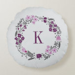 Personalisierte Bläschen-Monogramm-Pflaume Grau Rundes Kissen<br><div class="desc">Ein personalisierter Blumenkranz oder Familienemblem oder Wappen-Design. Einfaches, elegantes, modernes und trendiges Muster oder Design für akzentuierte Kissen und Kissen mit runden Kissen. Hellgrauer oder grauer Hintergrund mit einem Kranz aus Pflaume, Lilac und Gray Blume mit Ihrem eigenen Familiennamen, Monogram oder Initial. Klicken Sie auf den Button 'Anpassen', um dieses...</div>