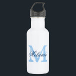 Personalisierte Blauflaschen Trinkflasche<br><div class="desc">Personalisierte mit Monogramm Hochzeitsflaschen. Vintager Name Anfangsbuchstabe mit stylischer Schrift Kalligrafie Typografie für den Namen. Klassisches mit Monogramm Design für rustikales Country-Chic-Brautparty oder elegantes Hochzeitsfeier-Empfang-Party. Personalisierbar mit Namen, Anführungszeichen oder Titel. Machen Sie sich ein, um Braut und Braut zu sein; Junior Bräute Magd, Trauzeugin, Ehrenmatron, Brautmutter, Bräutigam, Blume Mädchen etc....</div>