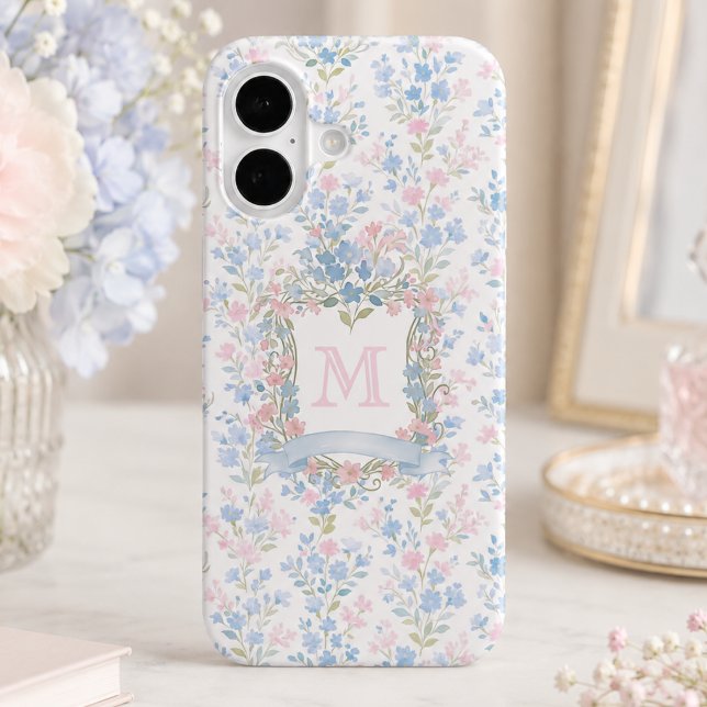 Personalisierte Blumenmonogramm-Handyhülle iPhone 16 Hülle (elegant girly grandmillennial blue pink floral wildflower phone case with crest monogram initial)