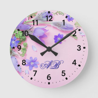Personalisierte Blumenmonogramm-Wanduhr – Individu Runde Wanduhr