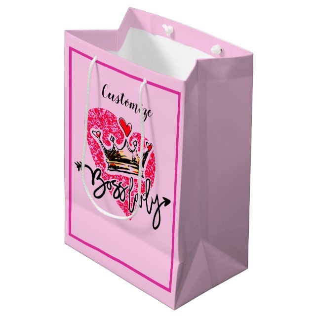 Personalisierte Boss Lady Pink Mittlere Geschenktüte (Vorderseite Schrägansicht)