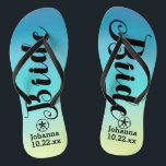 Personalisierte Braut Sand Dollar Beach Hochzeit Flip Flops<br><div class="desc">Spazieren Sie mit diesen personalisierten Flip Flops bequem am Hochzeitstag. Diese können mit dem Namen der Braut und dem Hochzeitstag angepasst werden. Der Hintergrund hat hübschen Aquarelle in Blautönen und eine grüne Farbe unten. Sie können den Hintergrund löschen und eine andere Farbe auswählen, indem Sie auf Anpassen klicken. Sobald Sie...</div>