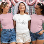 Personalisierte Braut T-Shirt<br><div class="desc">Herzlich willkommen in unserer Kollektion personalisierter Brauprodukte auf Zazzle! Hier spezialisieren wir uns darauf, einzigartige und anpassbare Gegenstände zu schaffen, um die Reise zu einer Braut zu feiern. Egal ob Sie Ihre Trauung planen oder nach den passenden Geschenken für Ihr Brautparty suchen, wir haben Sie got.</div>