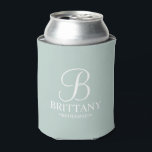 Personalisierte Bridesmaid Monogramm und Name Dosenkühler<br><div class="desc">Personalisierte Bridesmaid-Geschenke mit personalisierten Monogramm in weißem,  elegantem Script-Schriftart-Stil mit Name und Titel der Brautjungfrau im klassischen Serif-Schriftart-Stil auf schlanke grüne Hintergrund. Auch perfekt für die Trauzeugin,  Blumenmädchen,  Brautmutter und vieles mehr.</div>