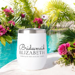 Personalisierte Bridesmaid-Script-Hochzeit<br><div class="desc">Der maßgeschneiderte Trauweintumbler für Ihr Brautparty enthält "Brautjungfrau" in eleganter, klassischer Kalligraphie-Schrifttyp mit dem Namen Ihrer Brautjungfrau unten, zusammen mit einer Textvorlage, in der Sie Braut, Bräutigam und Datum hinzufügen können. Wenn Sie andere Farben mögen, dann senden Sie mir bitte eine Nachricht an meine Läden und helfen Ihnen gerne weiter....</div>
