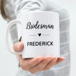Personalisierte Bridesman Black Script Wedding Kaffeetasse<br><div class="desc">Ihr Braut wird in diesem personalisierten Schlamm viel Kaffee brauchen, wenn er bei der Planung Ihrer Hochzeit hilft! Zeig ihm, wie viel er dir bedeutet!</div>
