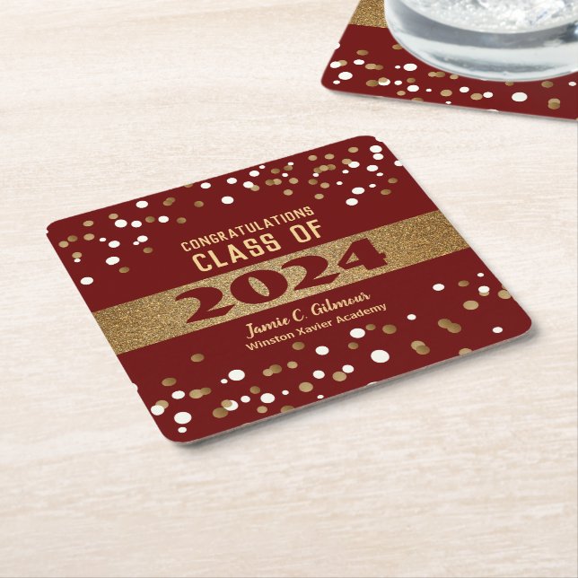 Personalisierte Burgundy Red Class 2024 Abschluss Rechteckiger Pappuntersetzer (angewinkelt)