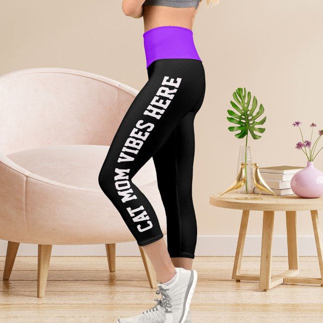 Personalisierte Cat Mama Vibes on Lila Black Strip Capri Leggings (Von Creator hochgeladen)