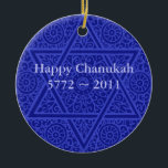 Personalisierte Chanukah Verzierung Keramikornament<br><div class="desc">Der durchdachte Wirbel des reichen scrollwork basiert auf marokkanischen jüdischen Artefakten von den Jahrhunderten vor verziert diese elegante Chanukah Verzierung.  Personifizieren Sie diese Verzierung mit Ihrem eigenen Gruß.</div>