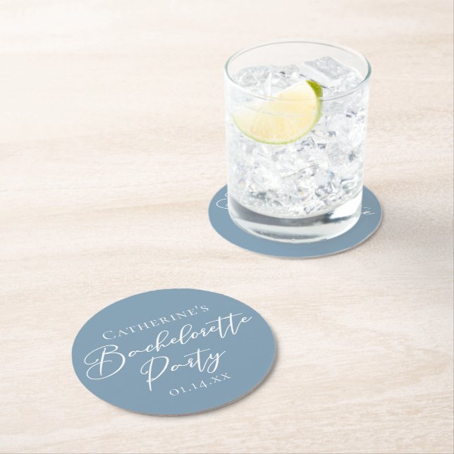 Personalisierte Chic Dusty Blue Junggesellinnenabs Runder Pappuntersetzer (Vor Ort)