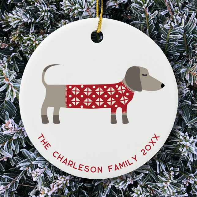 Personalisierte Dackel Dog Fun Keramik Ornament (Fun ceramic ornament featuring a festive Dachshund Sausage Wiener Dog in red and white knitwear)