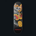 Personalisierte Drachenskateboard Skateboard<br><div class="desc">Personalisiertes asiatisches Drachenskateboard mit dem Namen in einem roten Sans Serif. Fett rot orange und schwarz.</div>