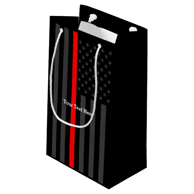 Personalisierte dunkle rote Linie Grau US-Flagge D Kleine Geschenktüte (Rückseite Schrägansicht)