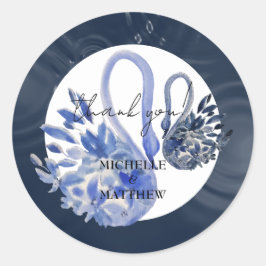 Personalisierte Elegant Navy Blue Swans Hochzeit Runder Aufkleber