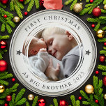 Personalisierte erste Weihnachten als Big Brother  Ornament Aus Metall<br><div class="desc">Personalisieren Sie dieses Ornament mit einem Foto Ihres Babys und ihres großen Bruders,  um einen schönen Sake zu machen,  um am Baum hängen.</div>