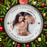 Personalisierte Erste Weihnachten als Eltern Foto Ornament Aus Metall<br><div class="desc">Personalisieren Sie dieses Ornament mit einem Lieblings-Foto,  um den neuen Eltern als Keepsake-Ornament zu geben,  um auf ihrem Baum zu hängen.</div>