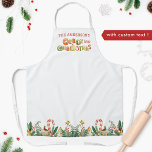 Personalisierte Familie Merry Little Christmas Schürze<br><div class="desc">Wunderschöne Schürze mit der Möglichkeit, Ihren Familiennamen zu tragen! Einzigartiges Design mit einem Bereich für Ihren Namen/Familiennamen, präsentiert durch schöne Urlaubskekse, die "Frohe Weihnachten" buchstabieren. Fähigkeit, "wenig" aus dem Satz "Frohe kleine Weihnachten" behalten, zu entfernen oder zu ändern. Untere Gegend mit herrlicher festlicher Grenze mit Weihnachtsbäumen Urlaubskost, Grün, Heiligen, Sternen...</div>
