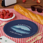 Personalisierte Familie Wiedersehen Blue Lake Vaca Pappteller<br><div class="desc">Dieses coole,  individuell gestaltete Party serviert einen ruhigen,  blauen Fluss,  der von Bäumen umgeben ist und einen personalisierten Text für einen Familienausflug,  einen Camping oder einen Sommerurlaub bietet. Passen Sie Ihren Nachnamen oder anderen Gruppennamen an.</div>