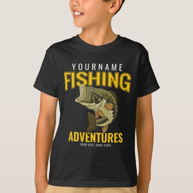 Personalisierte Fischabenteuer Bassfisch Angeln T-Shirt (Vorderseite)