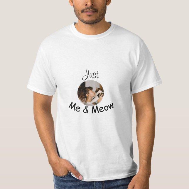 Personalisierte Fotovorlage "Just Me and Meow" - T-Shirt (Vorderseite)