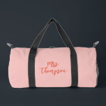Personalisierte Frau Bride Name Pink Orange Script Duffle Bag<br><div class="desc">Reisen Sie stilvoll mit dieser personalisierten, rosafarbenen Tasche, die den Namen der Braut in fett orangefarbener Schrift enthält. Diese trendige und praktische Tasche eignet sich ideal für Junggeselinnen-Abschiede, Brautpartys oder Flitterwochen. Die lebendige Farbkombination und das individuelle Design machen es zu einem einzigartigen und nachdenklichen Geschenk für jede zukünftige Frau, auf...</div>